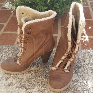 American Eagle lace up boot